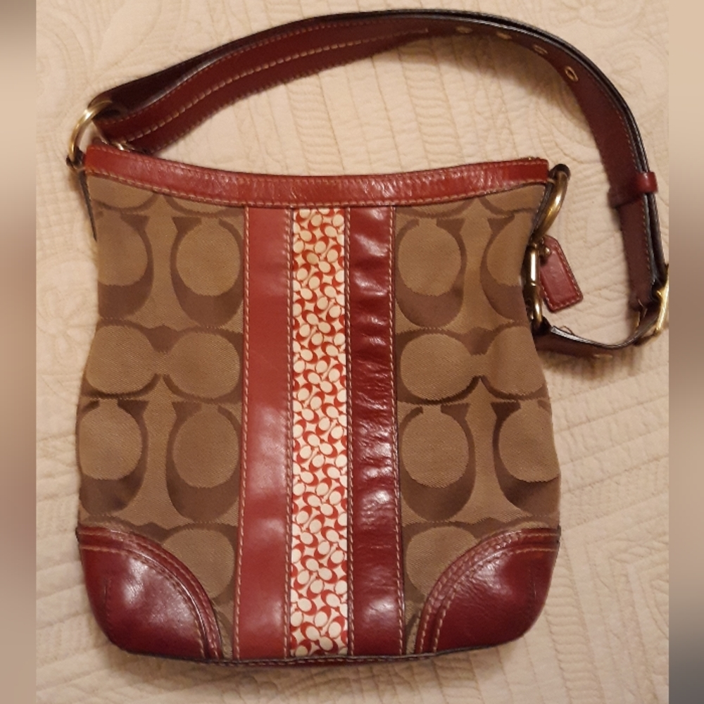Coach purse. Signature Monogram. Hamptons Collection. No. J0668-10542. Red. Tan.
